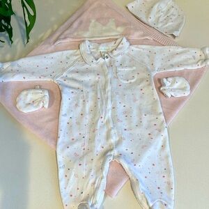 Marie-Chantal Baby Gift Set 3M Onesie Blanket Hat Mittens Tote